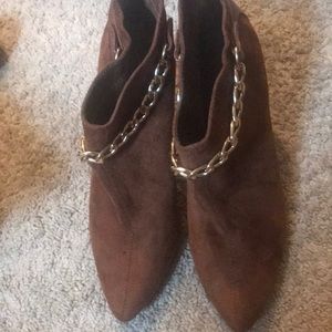Brown heels with chain